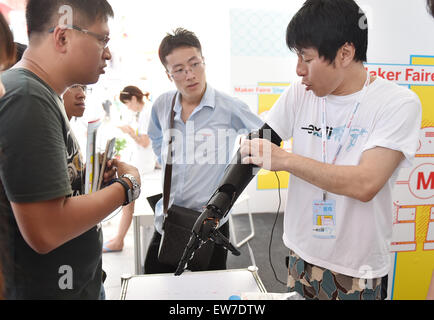 (150619) --Shenzhen, 19 juin 2015 (Xinhua) -- une bouilloire équipe nommée Exiii montre une main artificielle intelligente faites par imprimante 3D à la Maker Faire durant la Semaine 2015 bouilloire de Shenzhen à Shenzhen, province du Guangdong en Chine du sud, le 19 juin 2015. La bouilloire de Shenzhen a débuté la semaine ici vendredi. (Xinhua/Mao Siqian) (yxb) Banque D'Images