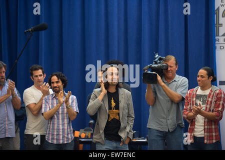 Manhattan, NY, USA. 18 Juin, 2015. Acteur de fil LIN-MANUEL MIRANDA regarde les acteurs, l'équipe de tournage et les producteurs de Broadway's ''Hamilton'' rencontrez et de poser pour des photographies avant de commencer les répétitions à nouveau 42e Street Studios, le jeudi 18 juin, 2015. ''Hamilton'' commence bandes-annonces au Richard Rodgers Theatre le 13 juillet avant une nuit d'ouverture officielle le 6 août. La comédie musicale a terminé ses 4 mois complet, la participation au théâtre public le 4 mai. © Bryan Smith/ZUMA/Alamy Fil Live News Banque D'Images