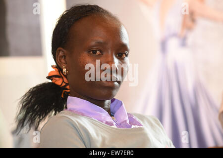 Runner Mary Keitany du Kenya assiste à une conférence de presse avant la demi-marathon 2015 Olomouc Mattoni à Olomouc, République tchèque, Juin 19, 2015. (CTK Photo/Ludek Perina) Banque D'Images