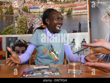 Runner Mary Keitany du Kenya assiste à une conférence de presse avant la demi-marathon 2015 Olomouc Mattoni à Olomouc, République tchèque, Juin 19, 2015. (CTK Photo/Ludek Perina) Banque D'Images