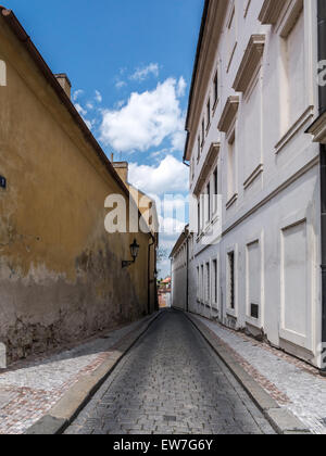 Galets étroite rue de Prague République tchèque, quartier du Château Banque D'Images