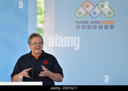 (150619) --Shenzhen, 19 juin 2015 (Xinhua) -- Dale Dougherty, fondateur de la revue Faire, traite de la cérémonie d'ouverture de la 2015 Shenzhen Bouilloire Semaine à Shenzhen, province du Guangdong en Chine du sud, le 19 juin 2015. La bouilloire de Shenzhen a débuté la semaine ici vendredi. (Xinhua/Mao Siqian) (yxb) Banque D'Images