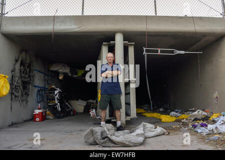 Las Vegas, Nevada, USA. 31 mai, 2015. Le projet de loi est un vétéran de l'Armée du Panama et Tempête du désert. Il vit près de l'entrée d'un tunnel d'inondation avec un luxe : charnière massive en acier portes qui peuvent être fermées et verrouillées en quelques secondes. "Je sais comment faire pour regarder mon front, mon dos, ma gauche et ma droite. Et je sais où aller pour obtenir ce que j'ai besoin.'' le projet de loi de l'alimentation, de plongées benne souvent à un McDonald's à proximité autour de l'heure de fermeture. "Je suis sans-abri, je suis frugaux. J'ai appris à m'adapter et j'ai appris à surmonter.'' il ajoute.interrogé sur l'avenir, le projet de loi dit "Je suis trop vieux pour recommencer et l Banque D'Images