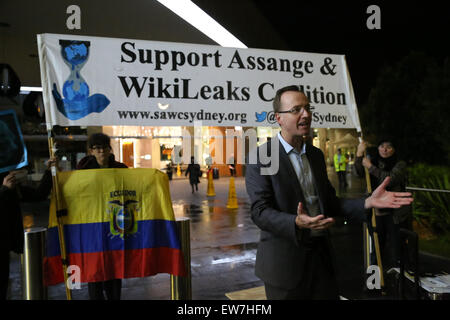 Sydney, Australie. 19 juin 2015. Un rassemblement a eu lieu à l'extérieur du consulat britannique à 1 Macquarie Place à Sydney ce soir à l'appui de le fondateur de WikiLeaks, Julian Assange, actuellement terrés dans l'ambassade d'Equateur à Londres. Il a marqué le troisième anniversaire de la résidence de Julian Assange à l'ambassade. La parole imagée : Verts MP David Shoebridge. Crédit : Richard Milnes/Alamy Live News Banque D'Images