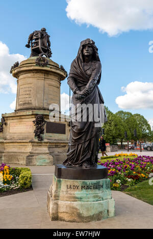 Statue de Lady Macbeth en dehors de la Royal Shakespeare Theatre de Stratford-upon-Avon, lieu de naissance de William Shakespeare Banque D'Images