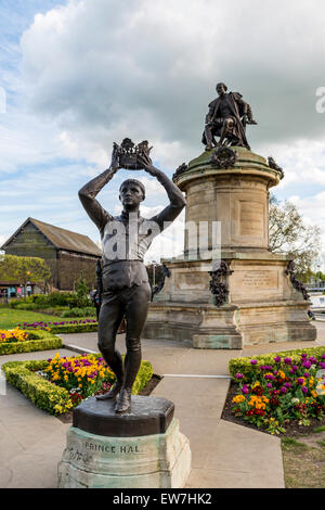 Une statue de Shakespeare's Prince Henry, Hal ou Henry V mettre la couronne sur la tête d'une statue de Shakespeare derrière. Banque D'Images