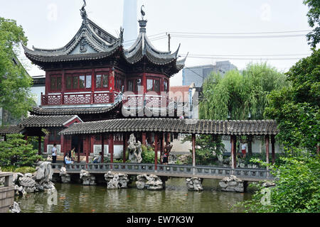 Jardins de Yuyuan de Shanghai Yu Yuan Garden Bazaar Chine Chinois ' Jiyu Étang (avant), Shouyi Xin Villiage 188 Tower (à gauche) et du Corridor de l'eau de Jade Banque D'Images