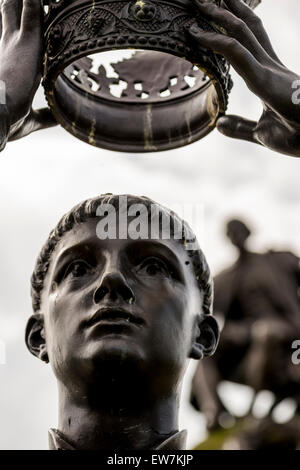 Une statue de Shakespeare's Prince Henry, Hal ou Henry V mettre la couronne sur la tête d'une statue de Shakespeare derrière. Banque D'Images