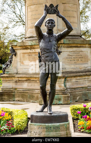 Une statue de Shakespeare's Prince Henry, Hal ou Henry V mettre la couronne sur la tête d'une statue de Shakespeare derrière. Banque D'Images