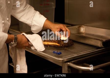 Steak en préparation en cuisine commerciale Banque D'Images