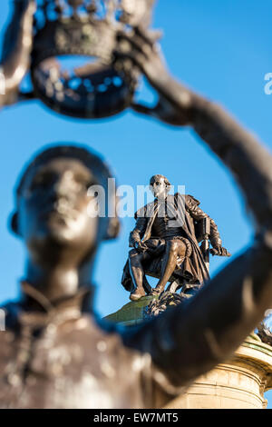 Une statue de Shakespeare's Prince Henry, Hal ou Henry V mettre la couronne sur la tête d'une statue de Shakespeare derrière. Banque D'Images