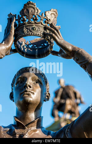 Une statue de Shakespeare's Prince Henry, Hal ou Henry V mettre la couronne sur la tête d'une statue de Shakespeare derrière. Banque D'Images