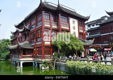 Hu Xin Ting Thé Jardin Yuyuan Bazaar bâtiments fondée par la dynastie Ming famille Pan ' vieille ville chinoise ' zone commerçante de Shanghai ( Chine ) l'architecture chinoise Classique Banque D'Images