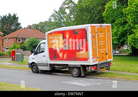 Un Sainsbury's delivery van garé sur le bord de la route. Banque D'Images