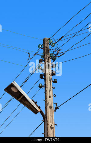 Lampe et beaucoup de fils en pole il désordonné et chaotique. Banque D'Images