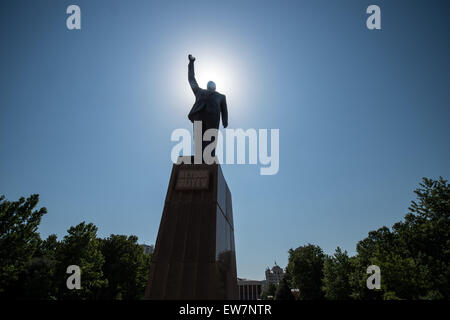 Baku, Azerbaïdjan. 19 Juin, 2015. Une statue de l'ancien président Heydar Aliyev est vu dans le parc au cours de la Fondation Heydar Aliyev Bakou 2015 jeux européens à Bakou Sports Hall à Bakou, Azerbaïdjan, 19 juin 2015. Photo : Bernd Thissen/dpa/Alamy Live News Banque D'Images