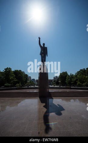 Baku, Azerbaïdjan. 19 Juin, 2015. Une statue de l'ancien président Heydar Aliyev est vu dans le parc au cours de la Fondation Heydar Aliyev Bakou 2015 jeux européens à Bakou Sports Hall à Bakou, Azerbaïdjan, 19 juin 2015. Photo : Bernd Thissen/dpa/Alamy Live News Banque D'Images