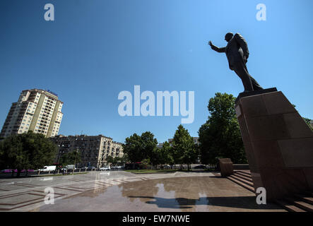 Baku, Azerbaïdjan. 19 Juin, 2015. Une statue de l'ancien président Heydar Aliyev est vu dans le parc au cours de la Fondation Heydar Aliyev Bakou 2015 jeux européens à Bakou Sports Hall à Bakou, Azerbaïdjan, 19 juin 2015. Photo : Bernd Thissen/dpa/Alamy Live News Banque D'Images