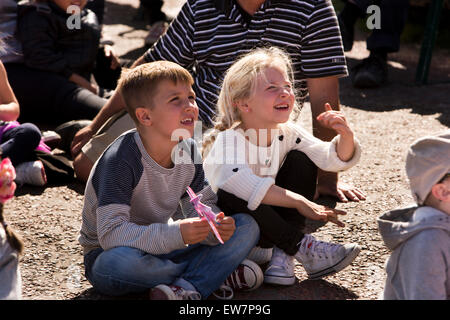 Royaume-uni, Pays de Galles, Conwy, Llandudno, promenade, jeune garçon et fille regardant le professeur Codman's Punch and Judy show Banque D'Images