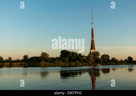 La rivière Daugava et la tour de télévision à Riga, Lettonie Banque D'Images