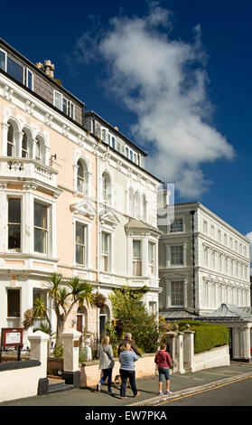 Royaume-uni, Pays de Galles, Conwy, Llandudno, promenades de l'Église, les visiteurs à l'extérieur de l'ancien hôtel de ville Banque D'Images