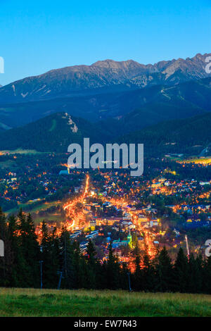 La vue de la ville de nuit à Zakopane, Pologne. Banque D'Images