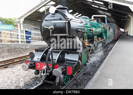 Petit train à vapeur sur le Romney, Hythe et Dymchurch Railway, Kent, Angleterre Banque D'Images