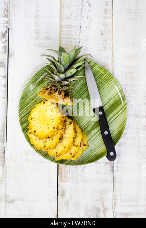 Portrait d'un l'ananas sur une plaque Banque D'Images