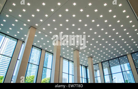 L'éclairage LED dans le hall d'un immeuble de bureaux à Francfort Banque D'Images