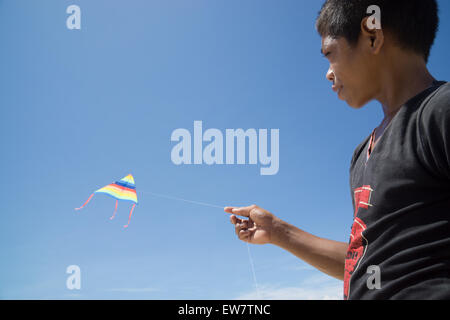 Portrait of boy flying kite Banque D'Images