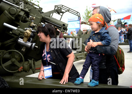 Moscou, Russie. 19 Juin, 2015. Les visiteurs explorent l'armée russe au cours de l'obusier Forum militaire technique internationale "ARMY 2015" près de Koubinka dans la région de Moscou, Russie, le 19 juin 2015. Le forum a eu lieu du 16 au 19 juin. © Pavel Bednyakov/Xinhua/Alamy Live News Banque D'Images