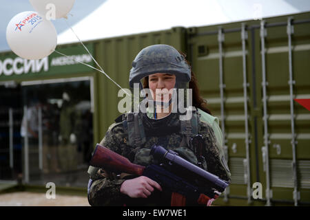 Moscou, Russie. 19 Juin, 2015. Une femme pose pour une photo lors de l'International Forum militaro-technique de l'Armée '2015' près de Koubinka dans la région de Moscou, Russie, le 19 juin 2015. Le forum a eu lieu du 16 au 19 juin. © Pavel Bednyakov/Xinhua/Alamy Live News Banque D'Images