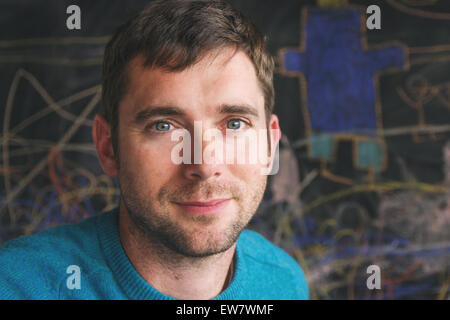 Portrait d'un beau homme devant un tableau noir Banque D'Images