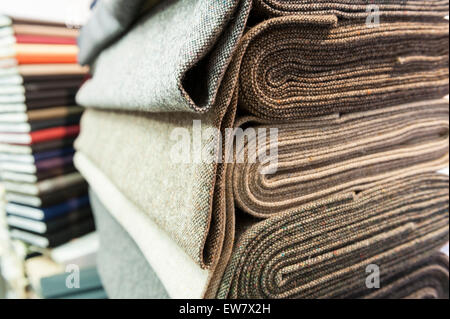 Pile de coton et de laine colorés sur textile store Banque D'Images