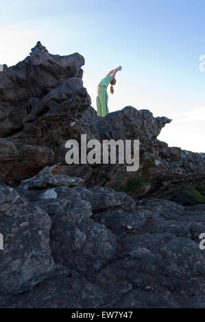 Une femme est la pratique du yoga dans les Grampians mountainrange quelques heures en voiture au nord-ouest de la ville de Melbourne. Victor Banque D'Images