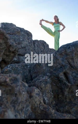 Une femme est la pratique du yoga dans les Grampians mountainrange quelques heures en voiture au nord-ouest de la ville de Melbourne. Victor Banque D'Images