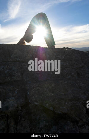 Une femme est la pratique du yoga dans les Grampians mountainrange quelques heures en voiture au nord-ouest de la ville de Melbourne. Victor Banque D'Images