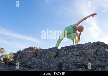 Une femme est la pratique du yoga dans les Grampians mountainrange quelques heures en voiture au nord-ouest de la ville de Melbourne. Victor Banque D'Images