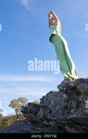 Une femme est la pratique du yoga dans les Grampians mountainrange quelques heures en voiture au nord-ouest de la ville de Melbourne. Victor Banque D'Images