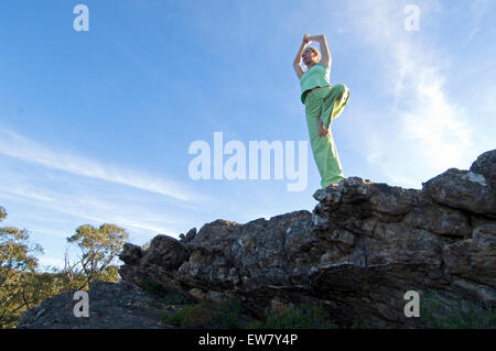 Une femme est la pratique du yoga dans les Grampians mountainrange quelques heures en voiture au nord-ouest de la ville de Melbourne. Victor Banque D'Images