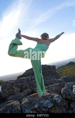 Une femme est la pratique du yoga dans les Grampians mountainrange quelques heures en voiture au nord-ouest de la ville de Melbourne. Victor Banque D'Images