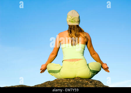 Une femme est la pratique du yoga dans les Grampians mountainrange quelques heures en voiture au nord-ouest de la ville de Melbourne. Victor Banque D'Images