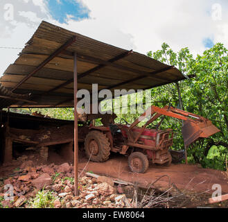 Tas de terre rouge dans une table prête pour la transformation et le tracteur. Banque D'Images