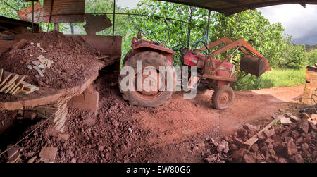 Tas de terre rouge dans une table prête pour la transformation et le tracteur. Banque D'Images