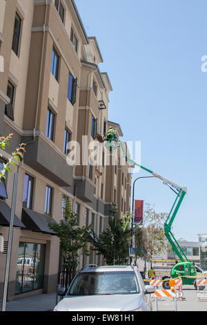 L'étude officielle les dégâts de l'effondrement balcon sur rue à Berkeley en Californie Kittredge. Banque D'Images