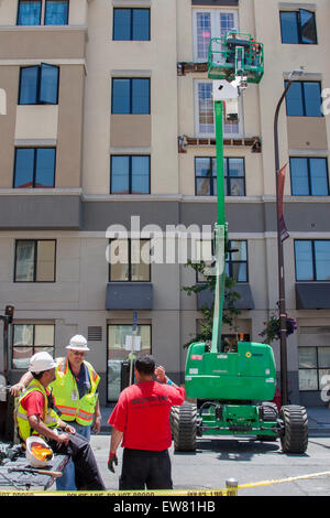 L'étude officielle les dégâts de l'effondrement balcon sur rue à Berkeley en Californie Kittredge. Banque D'Images