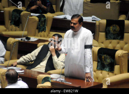 Membre de l'Assemblée provinciale du MQM Muhammad Hussain exprimer son avis en cours lors de la session de l'Assemblée du Sindh, présidé par Agha Siraj Durrani le vendredi, Juin 19, 2015. Banque D'Images