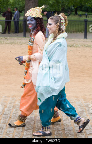 Les filles en costumes de Krishna et sa maîtresse/épouse Radha,les Rathayatra Chars London Festival Banque D'Images