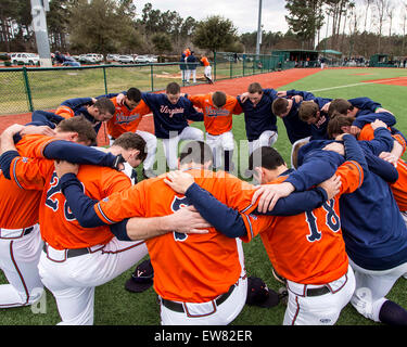 Myrtle Beach, L.C. (USA. 28 Février, 2015. L'équipe de Virginia cercle de prière avant de leur jeu avec la Seton Hall at Ripken Expérience dans Myrtle Beach, Caroline du Sud © csm/Alamy Live News Banque D'Images