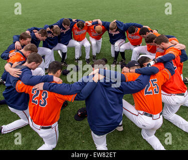 Myrtle Beach, L.C. (USA. 28 Février, 2015. L'équipe de Virginia cercle de prière avant de leur jeu avec la Seton Hall at Ripken Expérience dans Myrtle Beach, Caroline du Sud © csm/Alamy Live News Banque D'Images